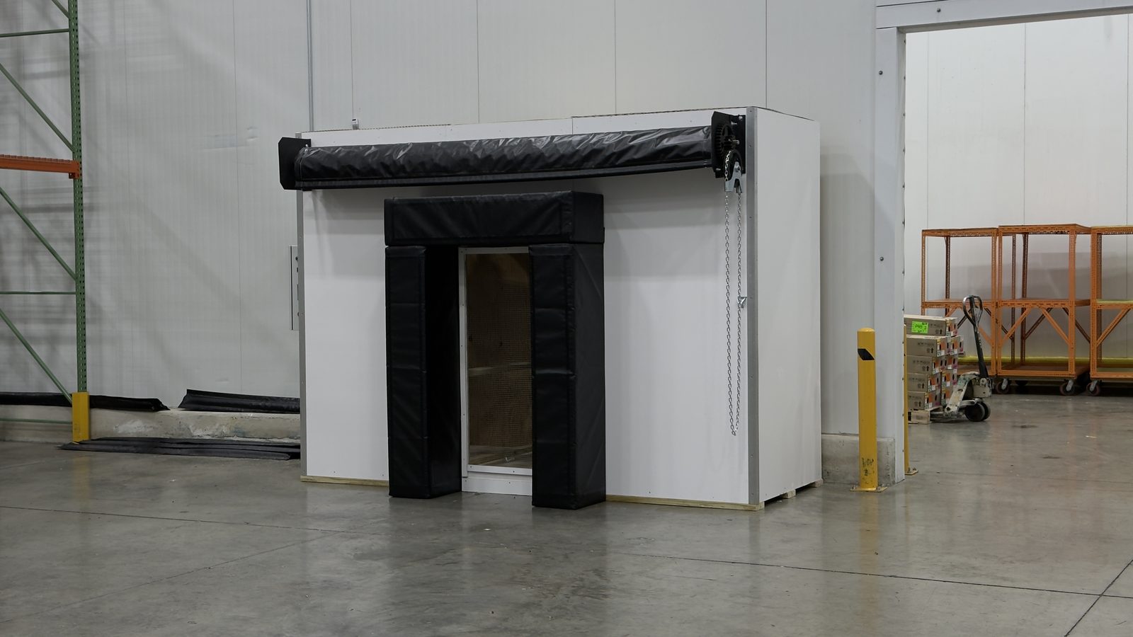 Production warehouse with active conveyor systems