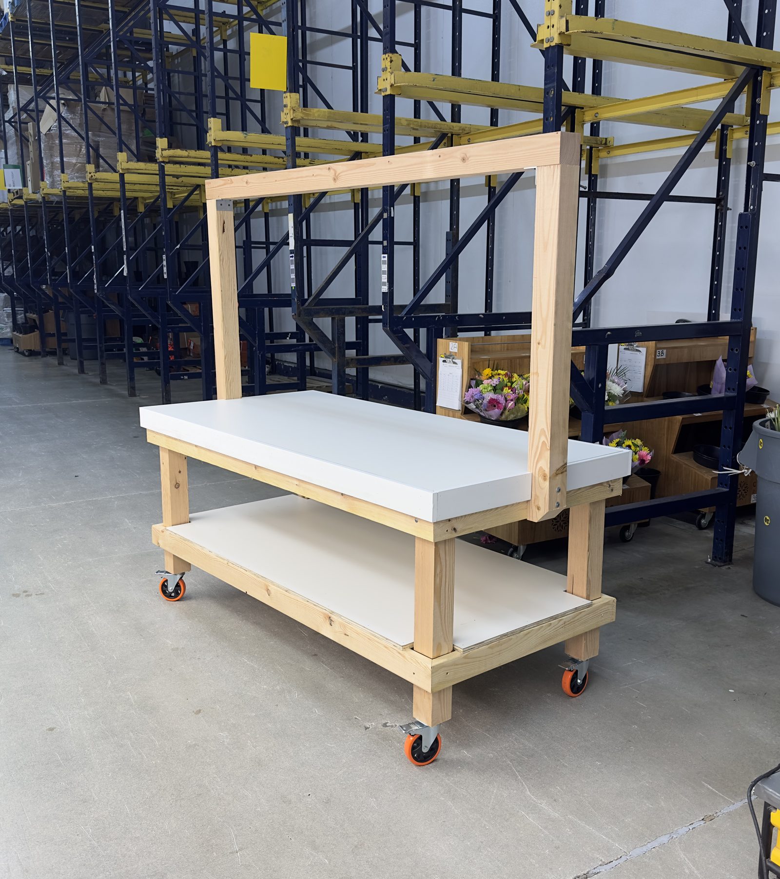 Mobile QC table with crossbeam for LED light, on caster wheels